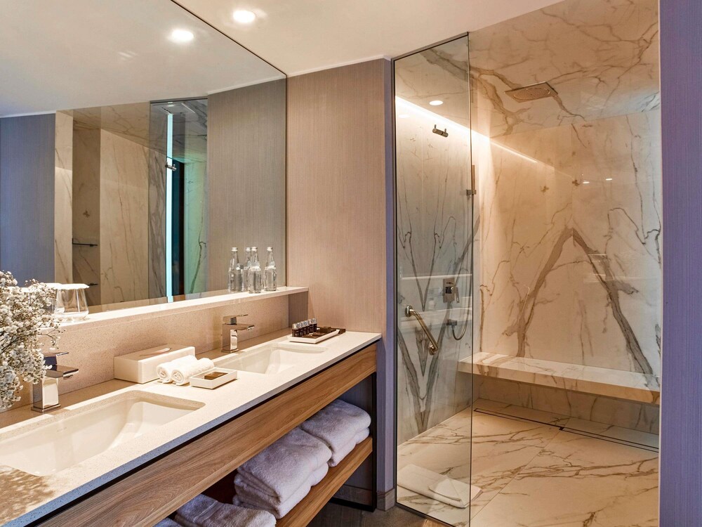 Suite presidencial, 1 cama de matrimonio grande, Acceso al salón del club del hotel Pullman Lima Miraflores. Foto 8
