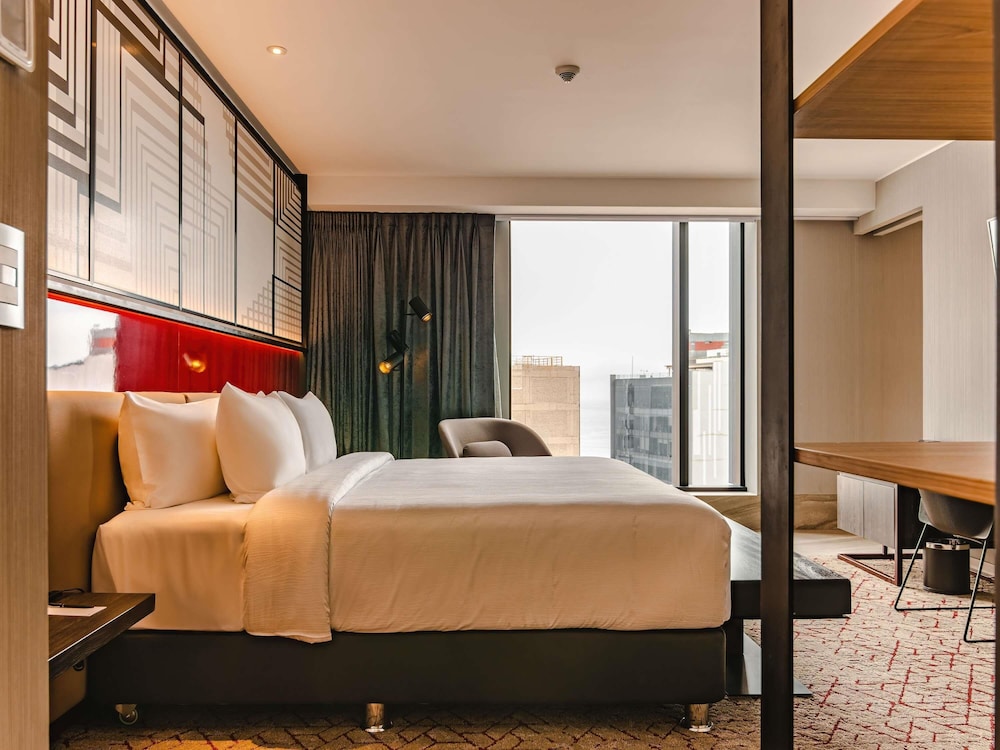 Suite ejecutiva, 1 cama de matrimonio grande, Acceso al salón del club del hotel Pullman Lima Miraflores. Foto 2