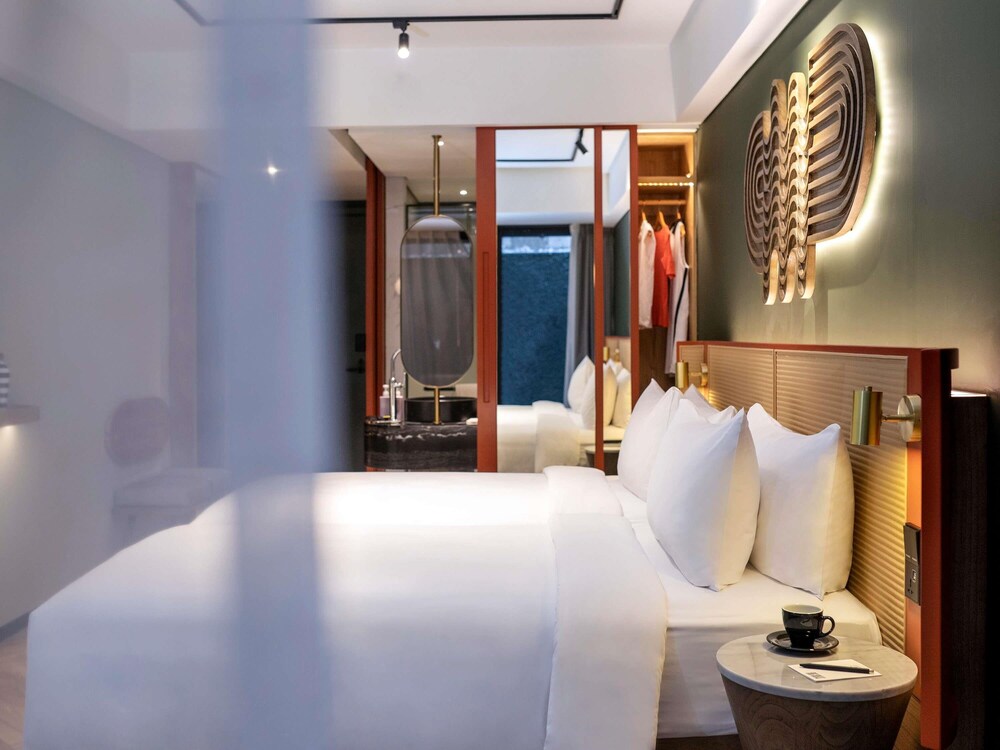 Habitación Confort, 1 cama de matrimonio grande del hotel Tribe Bali Kuta Beach. Foto 1