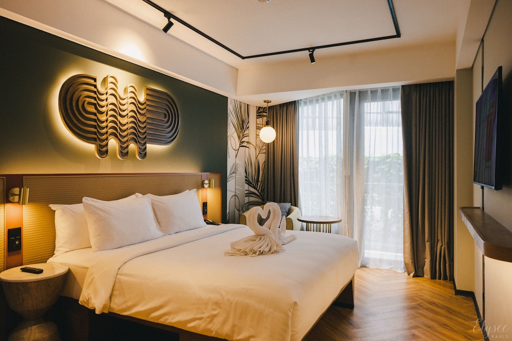 Habitación Confort, 1 cama de matrimonio grande, balcón del hotel Tribe Bali Kuta Beach. Foto 4