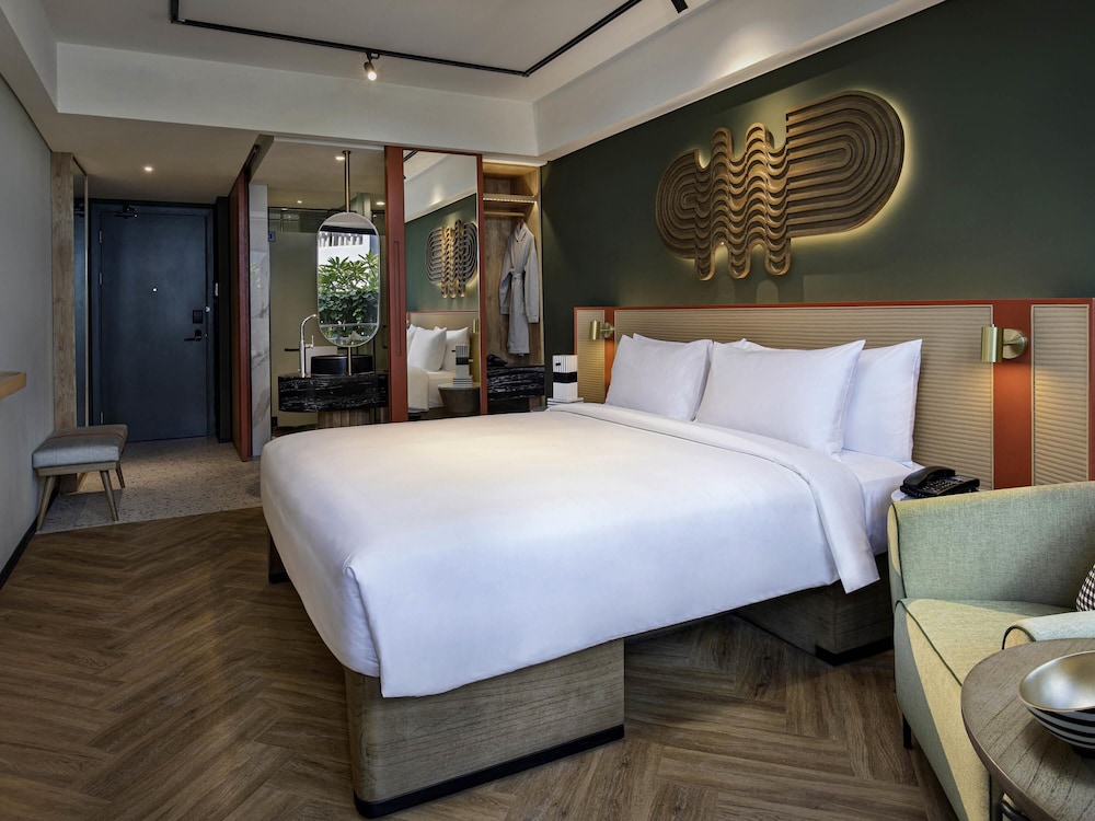 Habitación Confort, 1 cama de matrimonio grande del hotel Tribe Bali Kuta Beach. Foto 3