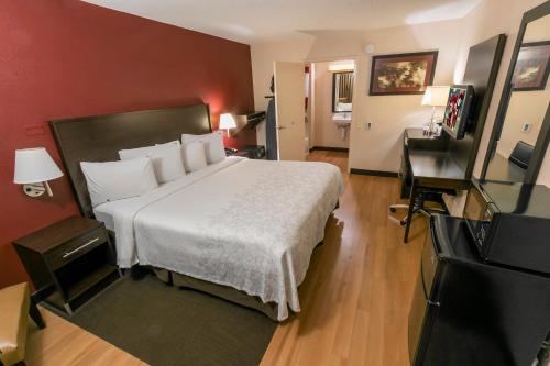 Habitación Superior con cama extragrande y ducha accesible en silla de ruedas - Adaptada para personas con discapacidad - No fumadores del hotel Red Roof Inn PLUS+ University at Buffalo - Amherst