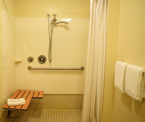 Habitación Superior con cama extragrande y ducha accesible en silla de ruedas - Adaptada para personas con discapacidad - No fumadores del hotel Red Roof Inn PLUS+ University at Buffalo - Amherst. Foto 2