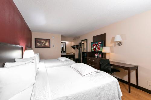 Habitación Deluxe con 2 camas grandes - No fumadores del hotel Red Roof Inn PLUS+ University at Buffalo - Amherst