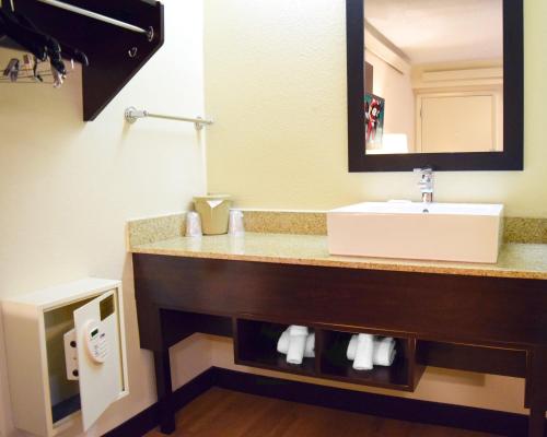 Habitación Deluxe con 2 camas grandes - No fumadores del hotel Red Roof Inn PLUS+ University at Buffalo - Amherst. Foto 2