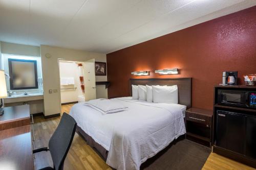Premium King Room Disability Access Smoke Free (Upgraded Bedding & Snack Box) del hotel Red Roof Inn PLUS+ University at Buffalo - Amherst