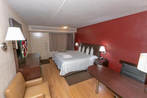 Premium King Room Disability Access Smoke Free (Upgraded Bedding & Snack Box) del hotel Red Roof Inn PLUS+ University at Buffalo - Amherst. Foto 1