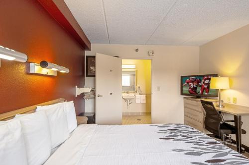Habitación Superior adaptada para personas con movilidad reducida - 1 cama extragrande - No fumadores del hotel Red Roof Inn Albany Airport. Foto 2