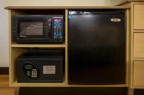 Habitación Superior adaptada para personas con movilidad reducida - 1 cama extragrande - No fumadores del hotel Red Roof Inn Albany Airport. Foto 5