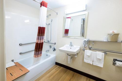 Habitación Superior adaptada para personas con movilidad reducida - 1 cama extragrande - No fumadores del hotel Red Roof Inn Albany Airport. Foto 7