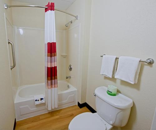 Habitación Deluxe - 2 camas dobles - No fumadores del hotel Red Roof Inn Albany Airport. Foto 7