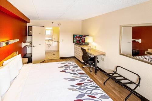 Habitación Superior con cama extragrande y ducha accesible en silla de ruedas - Adaptada para personas con discapacidad - No fumadores del hotel Red Roof Inn Albany Airport. Foto 3