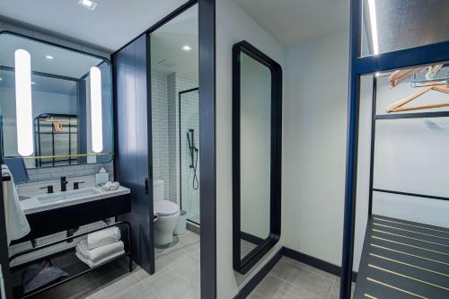 Suite Estudio con cama extragrande del hotel Canopy by Hilton Jersey City Arts District. Foto 4