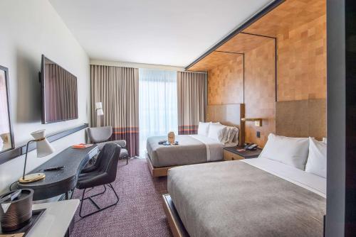 Habitación con 2 camas grandes y bañera - Adaptada para personas con movilidad reducida y discapacidad auditiva del hotel Canopy by Hilton Jersey City Arts District