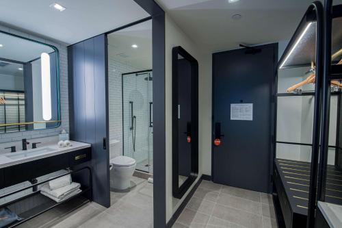 Habitación con 2 camas grandes y bañera - Adaptada para personas con movilidad reducida y discapacidad auditiva del hotel Canopy by Hilton Jersey City Arts District. Foto 2