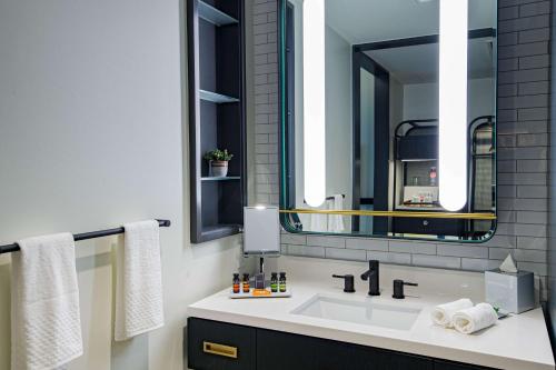 Habitación con 2 camas grandes y bañera - Adaptada para personas con movilidad reducida y discapacidad auditiva del hotel Canopy by Hilton Jersey City Arts District. Foto 3