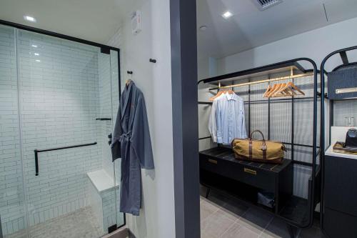 Habitación con 2 camas grandes y bañera - Adaptada para personas con movilidad reducida y discapacidad auditiva del hotel Canopy by Hilton Jersey City Arts District. Foto 4