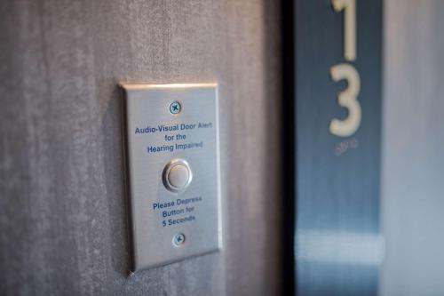 Habitación con 2 camas grandes y bañera - Adaptada para personas con movilidad reducida y discapacidad auditiva del hotel Canopy by Hilton Jersey City Arts District. Foto 5