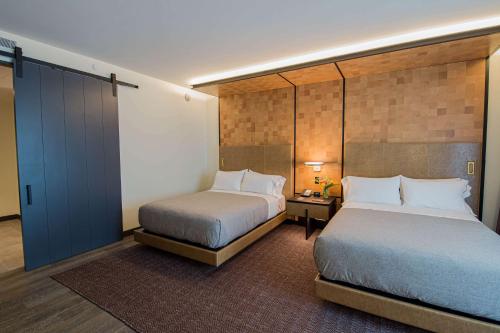 Habitación Deluxe con 2 camas grandes del hotel Canopy by Hilton Jersey City Arts District. Foto 1