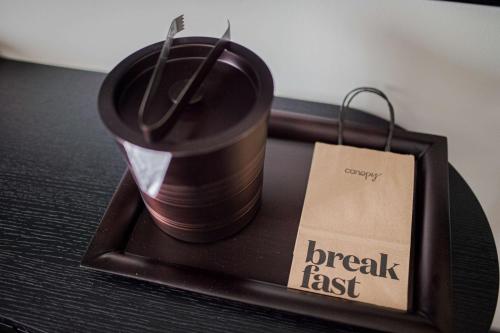 Habitación Deluxe con 2 camas grandes del hotel Canopy by Hilton Jersey City Arts District. Foto 5