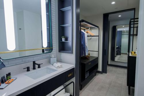 Habitación Deluxe con cama extragrande del hotel Canopy by Hilton Jersey City Arts District. Foto 1