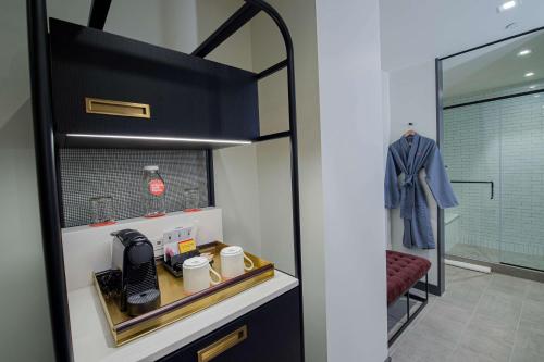 Habitación Deluxe con cama extragrande del hotel Canopy by Hilton Jersey City Arts District. Foto 5