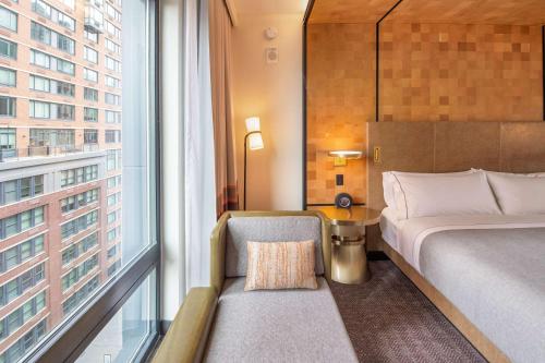 Suite con cama extragrande del hotel Canopy by Hilton Jersey City Arts District