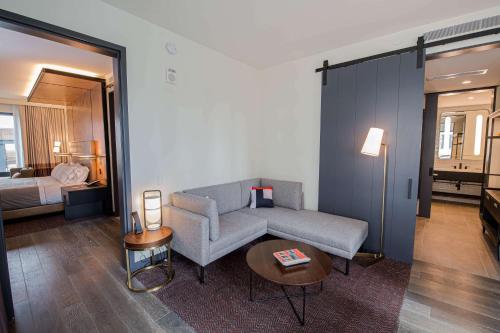 Suite con cama extragrande del hotel Canopy by Hilton Jersey City Arts District. Foto 4