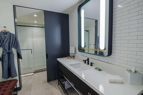 Suite con cama extragrande del hotel Canopy by Hilton Jersey City Arts District. Foto 6