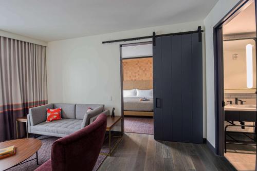 Suite Estudio con cama extragrande del hotel Canopy by Hilton Jersey City Arts District. Foto 3