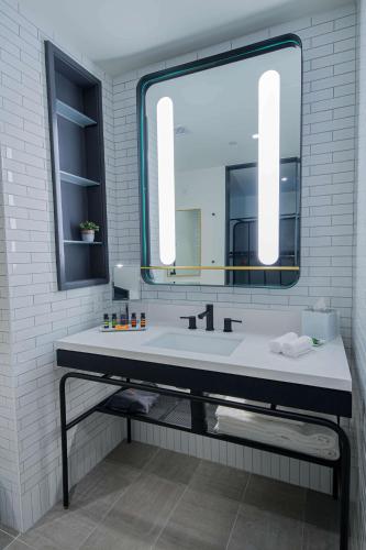 Habitación con 2 camas grandes y bañera - Adaptada para personas con movilidad reducida y discapacidad auditiva del hotel Canopy by Hilton Jersey City Arts District. Foto 2