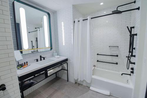 Habitación con 2 camas grandes y bañera - Adaptada para personas con movilidad reducida y discapacidad auditiva del hotel Canopy by Hilton Jersey City Arts District. Foto 4