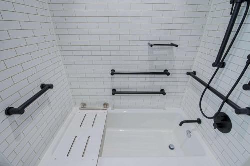 Habitación adaptada para personas con discapacidad/discapacidad auditiva y equipada con bañera - Cama extragrande del hotel Canopy by Hilton Jersey City Arts District