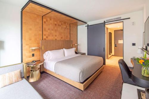 Habitación adaptada para personas con discapacidad/discapacidad auditiva y equipada con bañera - Cama extragrande del hotel Canopy by Hilton Jersey City Arts District. Foto 5