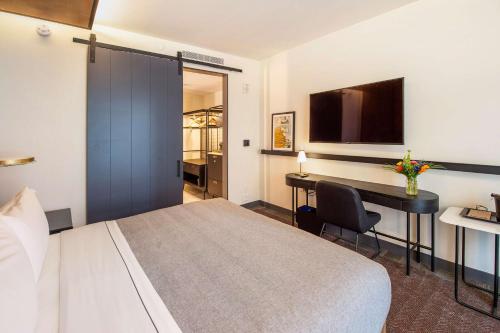 Habitación adaptada para personas con discapacidad/discapacidad auditiva y equipada con bañera - Cama extragrande del hotel Canopy by Hilton Jersey City Arts District. Foto 6