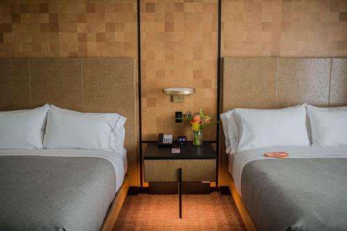 Habitación Deluxe con 2 camas grandes del hotel Canopy by Hilton Jersey City Arts District