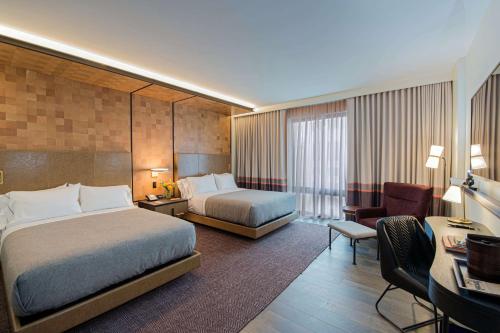 Habitación Deluxe con 2 camas grandes del hotel Canopy by Hilton Jersey City Arts District. Foto 2