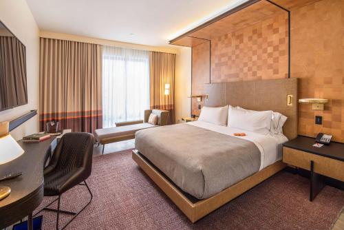 Habitación Deluxe con cama extragrande del hotel Canopy by Hilton Jersey City Arts District