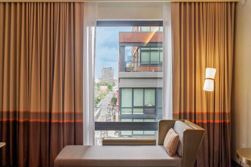 Habitación Deluxe con cama extragrande del hotel Canopy by Hilton Jersey City Arts District. Foto 2