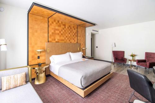 Habitación Deluxe con cama extragrande del hotel Canopy by Hilton Jersey City Arts District. Foto 4