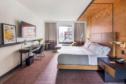 Suite con cama extragrande del hotel Canopy by Hilton Jersey City Arts District. Foto 1