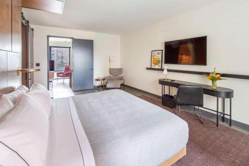 Suite con cama extragrande del hotel Canopy by Hilton Jersey City Arts District. Foto 2