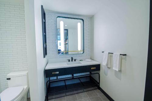 Suite con cama extragrande del hotel Canopy by Hilton Jersey City Arts District. Foto 3