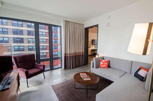 Suite con cama extragrande del hotel Canopy by Hilton Jersey City Arts District. Foto 5