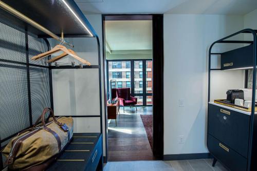 Suite con cama extragrande del hotel Canopy by Hilton Jersey City Arts District. Foto 7