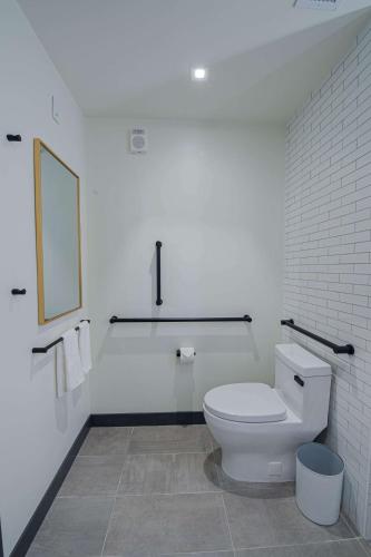 Habitación con 2 camas grandes y bañera - Adaptada para personas con movilidad reducida y discapacidad auditiva del hotel Canopy by Hilton Jersey City Arts District. Foto 9