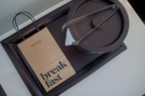 Habitación con 2 camas grandes y bañera - Adaptada para personas con movilidad reducida y discapacidad auditiva del hotel Canopy by Hilton Jersey City Arts District. Foto 10