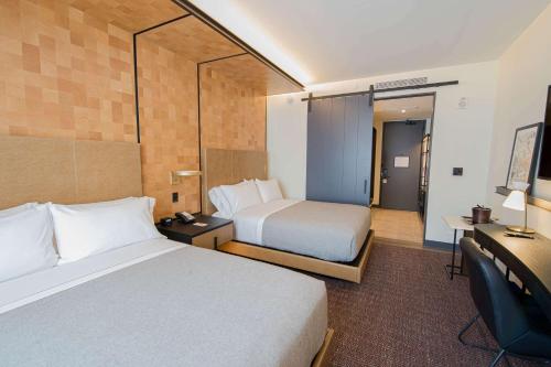 Habitación - 2 camas grandes - Adaptada para personas con discapacidad auditiva del hotel Canopy by Hilton Jersey City Arts District. Foto 1