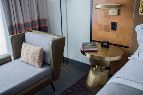 Habitación con cama extragrande - Adaptada para personas con discapacidad auditiva del hotel Canopy by Hilton Jersey City Arts District. Foto 6