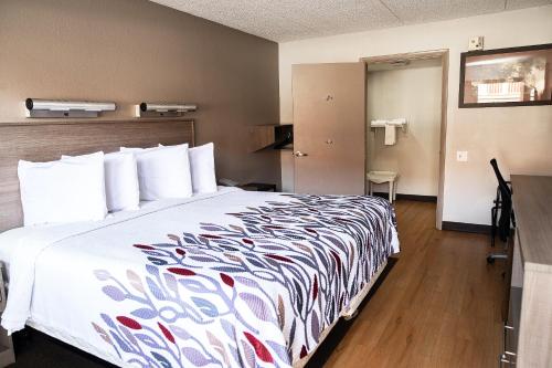 Habitación Superior con cama extragrande y ducha accesible en silla de ruedas - Adaptada para personas con discapacidad - No fumadores del hotel Red Roof Inn Rochester - Henrietta. Foto 1